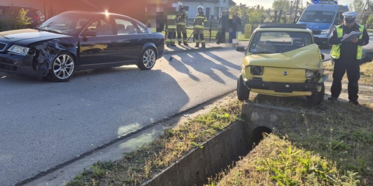 Czołowe zderzenie aut. Jeden z kierowców w szpitalu