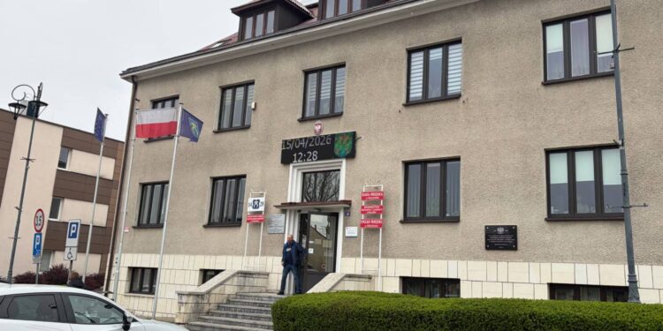 Mieszkańcy czekają na wybory i liczą na zmiany - Radio Kielce 15.04.2026. Pińczów. Urząd Miejski w Pińczowie / Fot. Aleksandra Kwaśniewska - Radio Kielce