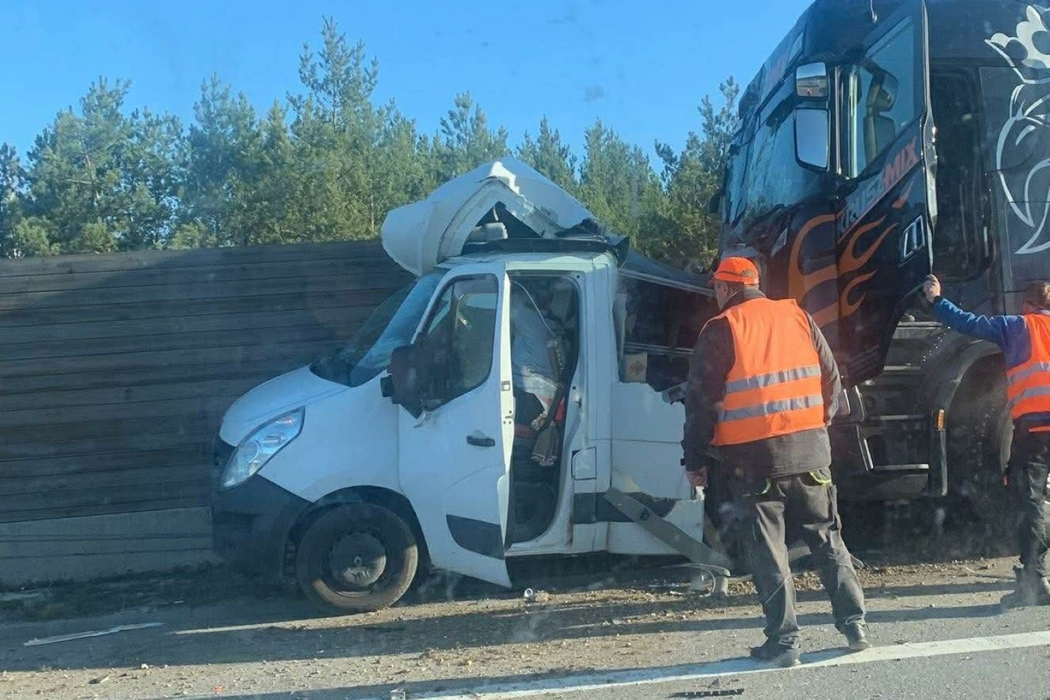 Na trasie S7 doszło do zderzenia ciężarówki z samochodem dostawczym