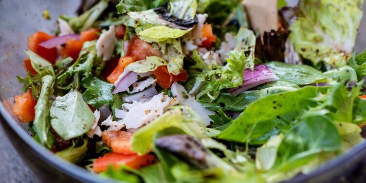 Sałatka wiosenna z… chwastów?