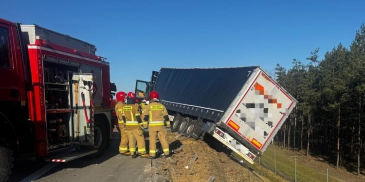 07.04.2026. Tokarnia. Trasa S7. Kolizja / Źródło: KMP Kielce