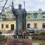 02.04.2026. Kielce. Pomnik na placu św. Jana Pawła II przy kieleckiej katedrze. / Fot. Izabela Mortas-Rubak - Radio Kielce