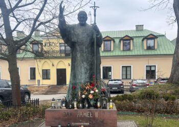 02.04.2026. Kielce. Pomnik na placu św. Jana Pawła II przy kieleckiej katedrze. / Fot. Izabela Mortas-Rubak - Radio Kielce