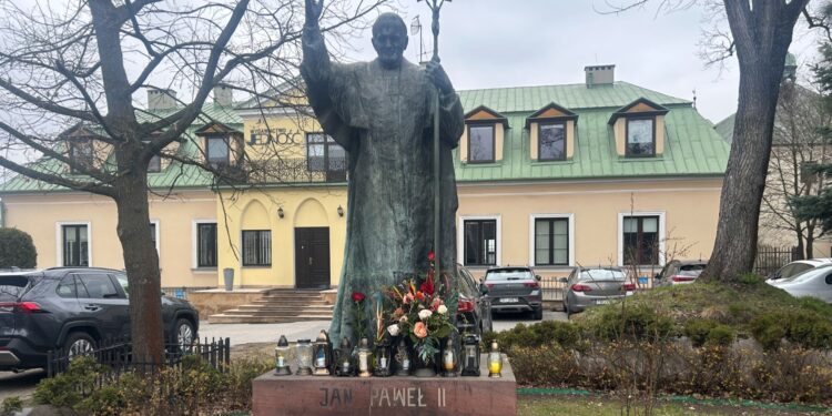 02.04.2026. Kielce. Pomnik na placu św. Jana Pawła II przy kieleckiej katedrze. / Fot. Izabela Mortas-Rubak - Radio Kielce