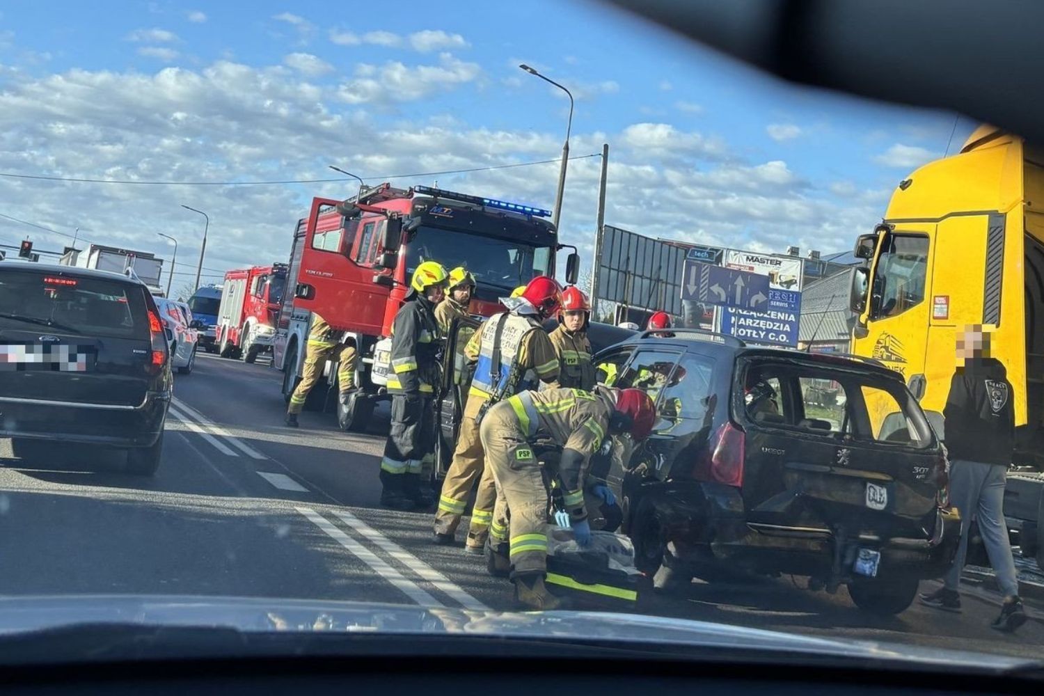 Zderzenie trzech pojazdów na DK74