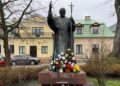 Kielce. Pomnik na placu św. Jana Pawła II przy kieleckiej katedrze. / Fot. Daniel Czwartosz - Radio Kielce