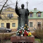 Kielce. Pomnik na placu św. Jana Pawła II przy kieleckiej katedrze. / Fot. Daniel Czwartosz - Radio Kielce