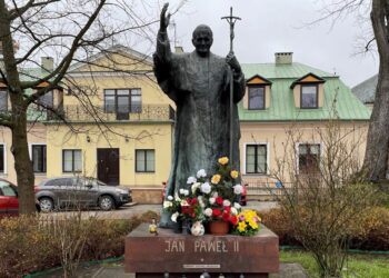 Kielce. Pomnik na placu św. Jana Pawła II przy kieleckiej katedrze. / Fot. Daniel Czwartosz - Radio Kielce