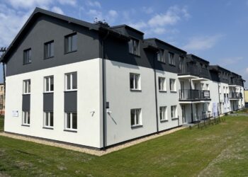 17.04.2026. Sędziszów. Przekazanie pierwszych mieszkań komunalnych w województwie świętokrzyskim wybudowane w ramach Społecznej Inicjatywy Mieszkaniowej / Fot. Marcin Marszałek - Radio Kielce