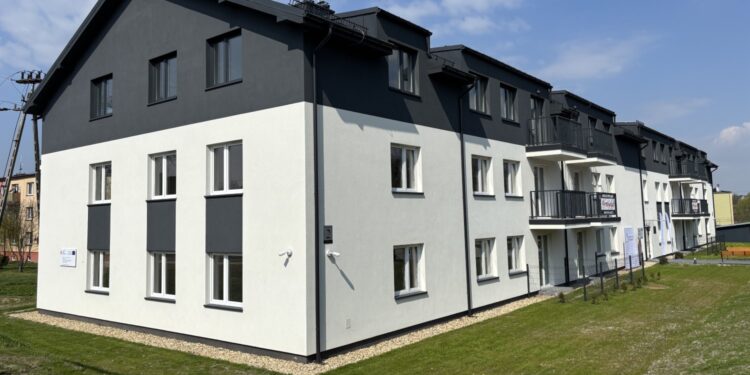 17.04.2026. Sędziszów. Przekazanie pierwszych mieszkań komunalnych w województwie świętokrzyskim wybudowane w ramach Społecznej Inicjatywy Mieszkaniowej / Fot. Marcin Marszałek - Radio Kielce