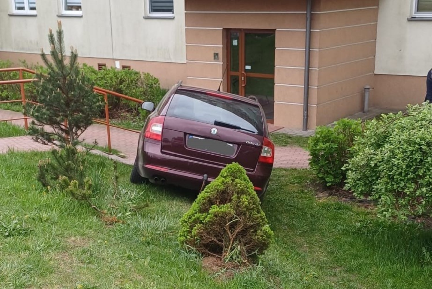 Starszy mężczyzna staranował ogrodzenie