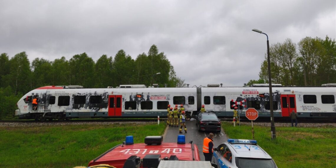 Samochód osobowy zderzył się z pociągiem
