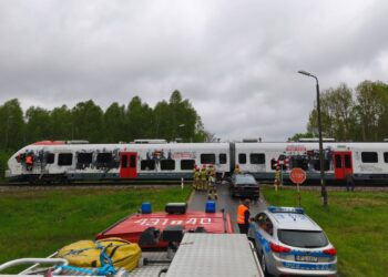 Samochód osobowy zderzył się z pociągiem