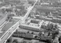 Kielce. Plac Moniuszki. 1967 rok. Widok wzdłuż ulicy Żeromskiego. Na pierwszym planie gmach Leonarda / źródło: fotopolska.eu