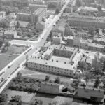 Kielce. Plac Moniuszki. 1967 rok. Widok wzdłuż ulicy Żeromskiego. Na pierwszym planie gmach Leonarda / źródło: fotopolska.eu