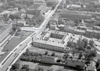 Kielce. Plac Moniuszki. 1967 rok. Widok wzdłuż ulicy Żeromskiego. Na pierwszym planie gmach Leonarda / źródło: fotopolska.eu