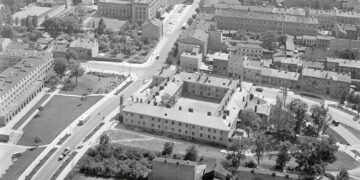 Historia kieleckich ulic. Plac Moniuszki - Radio Kielce Kielce. Plac Moniuszki. 1967 rok. Widok wzdłuż ulicy Żeromskiego. Na pierwszym planie gmach Leonarda / źródło: fotopolska.eu