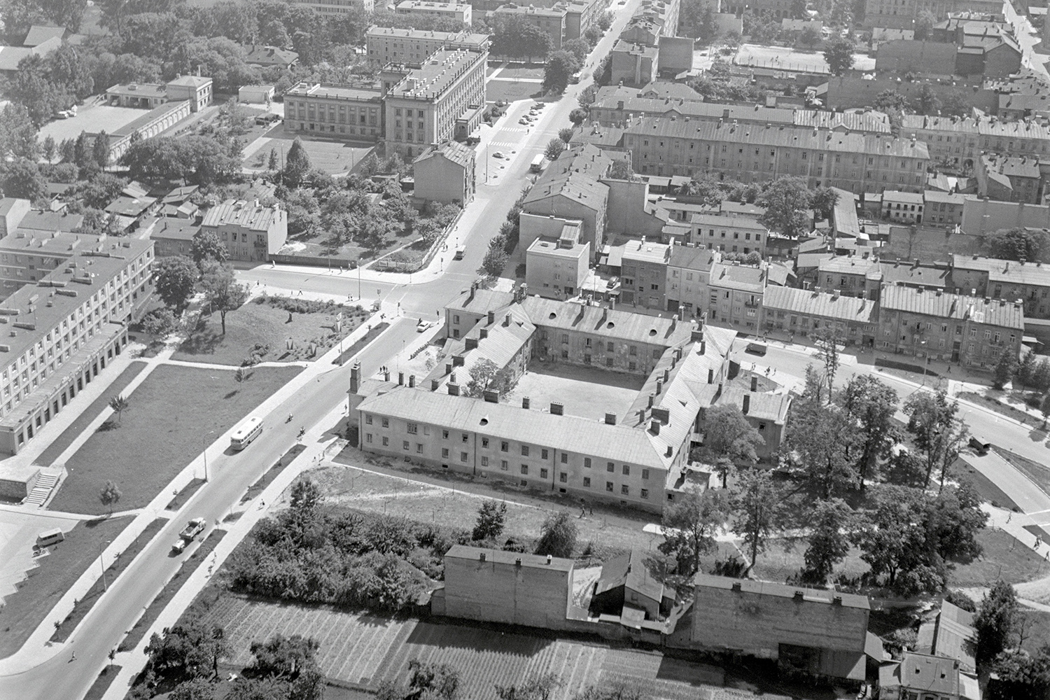 Kielce. Plac Moniuszki. 1967 rok. Widok wzdłuż ulicy Żeromskiego. Na pierwszym planie gmach Leonarda / źródło: fotopolska.eu