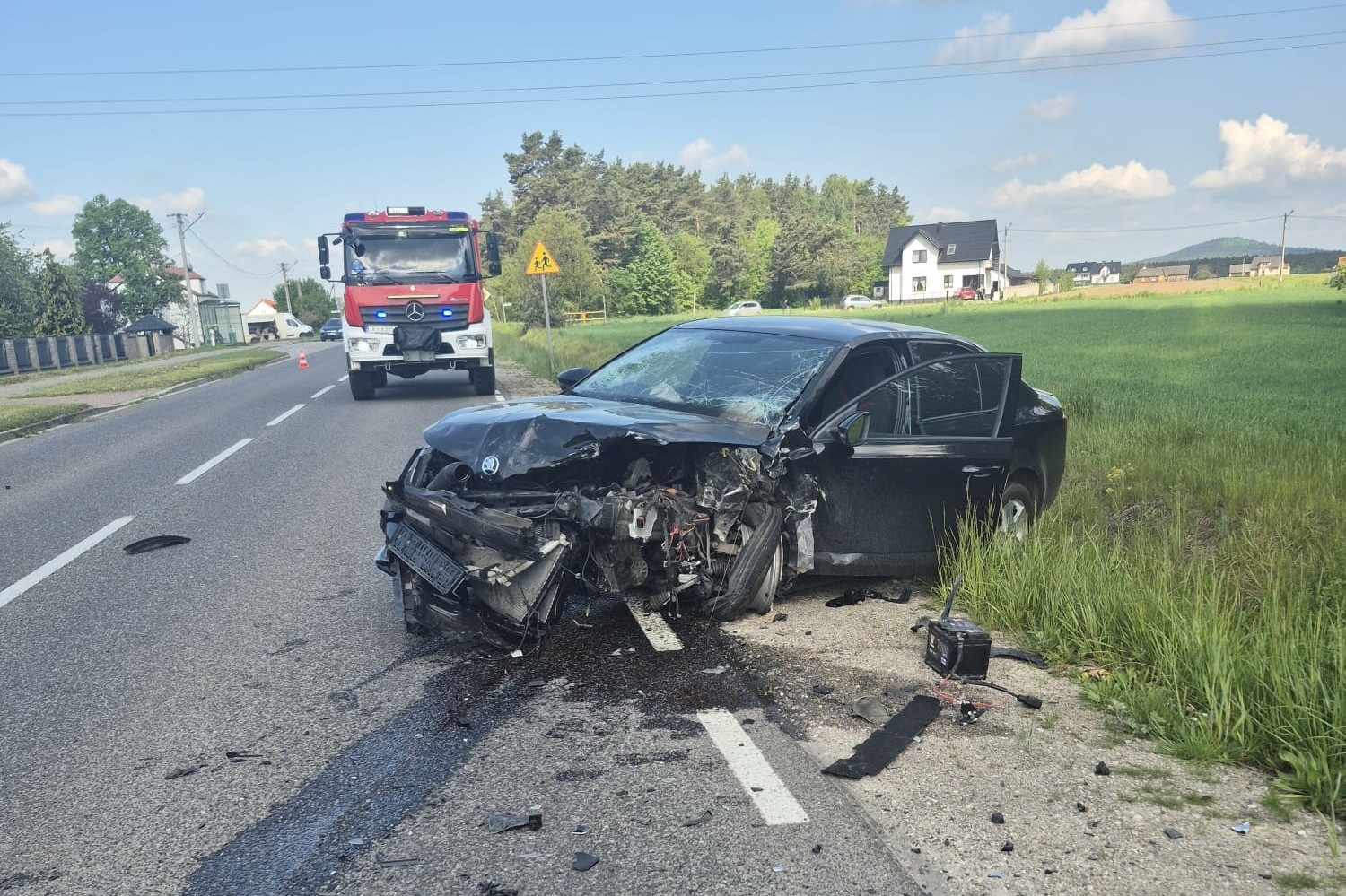 Czołowe zderzenie w powiecie kieleckim. Ranny kierowca