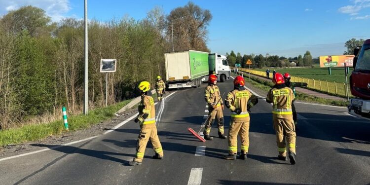 Zderzenie samochodu osobowego z ciężarowym. Jedna osoba ranna