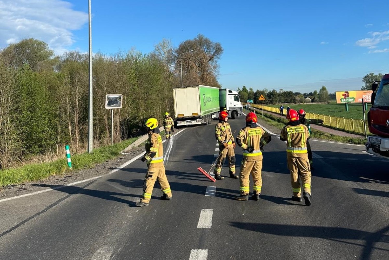 Zderzenie samochodu osobowego z ciężarowym. Jedna osoba ranna
