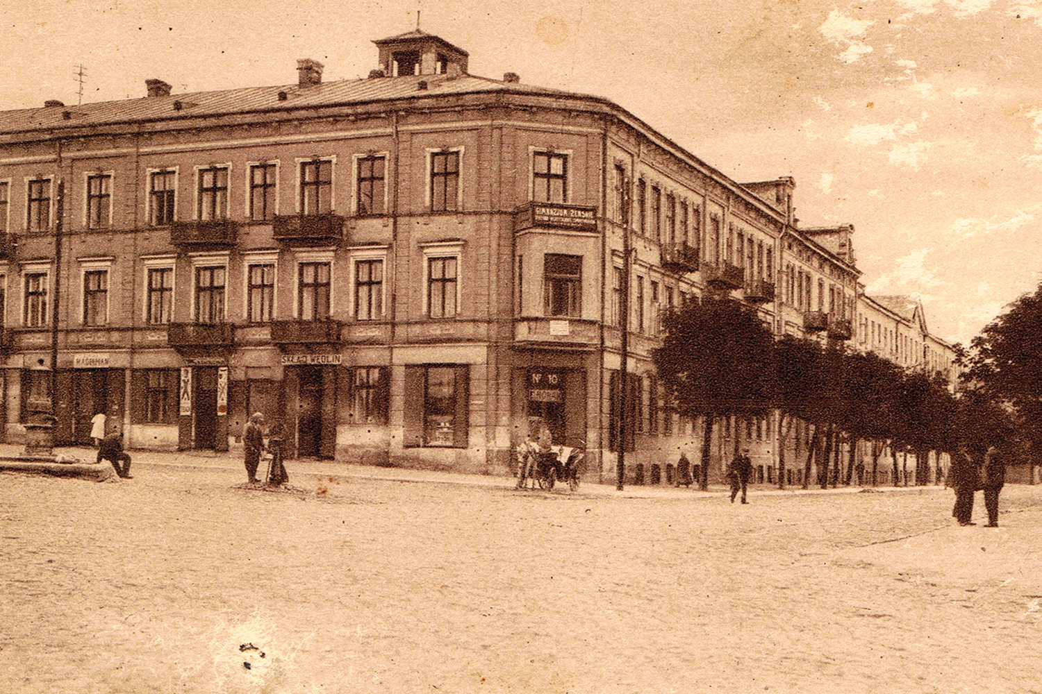 Kielce. Ulica Słowackiego. Lata 1920-1939. Kamienica przy ulicy Słowackiego 1, widok z Placu Wolności / źródło: fotopolska.eu