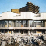 Kielce. Plac Moniuszki. 1986 rok. Budowa Kieleckiego Centrum Kultury / źródło: facebook.com/KielceNaPrzestrzeniLat