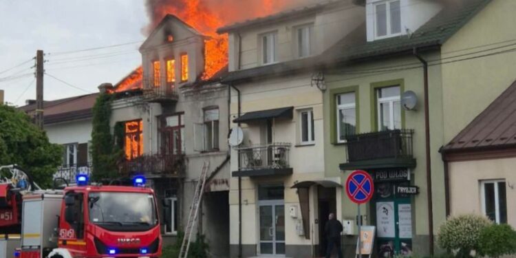 07.05.2026. Ostrowiec Świętokrzyski. Pożar domu / Fot. Ratownictwo Powiatu Ostrowieckiego