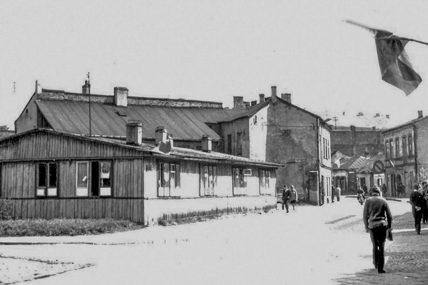 Kielce. Ulica Piotrkowska. Lata 1967-1969. W tym miejscu wybudowany został Dom Związków Zawodowych, obecnie hotelu / źródło: fotopolska.eu; zdjęcie z kolekcji Ewy Żymańczyk