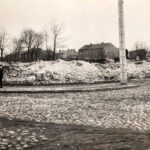 Kielce. Ulica Piotrkowska. Lata 1967-1968. Budowa Alei IX Wieków Kielc, która w znacznej części powstała w miejscu nieistniejącej już ulicy Starowarszawskie Przedmieście. Widok skrzyżowania ulic Piotrkowskiej i Starowarszawskie Przedmieście / źródło: fotopolska.eu
