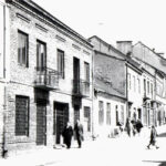Kielce. Ulica Piotrkowska. Lata 1968-1972. Północna pierzeja ulicy Piotrkowskiej, widok w kierunku Rynku. Część widocznych budynków została wyburzona w związku z budową Domu Związków Zawodowych / źródło: facebook.com/kieleckieinwestycje