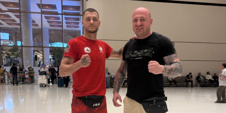 Egzotyczne zawody dla fightera Klinczu Kielce. W Kambodży już nie pierwszy raz - Radio Kielce Oskar Siegert i trener Rafał Maciaszek na lotnisku w Kambodży / Fot. Klincz Kielce