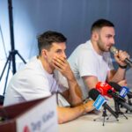 21.05.2026. Kielce. Targi Kielce. Piłkarze ręczni Industrii Kielce na stoisku jednego ze sponsorów klubu, węgierskiego koncernu MOL Group podczas 30. Międzynarodowych Targów Przetwórstwa Tworzyw Sztucznych i Gumy „Plastopol” / Fot. Anna Benicewicz-Miazga / Industria Kielce