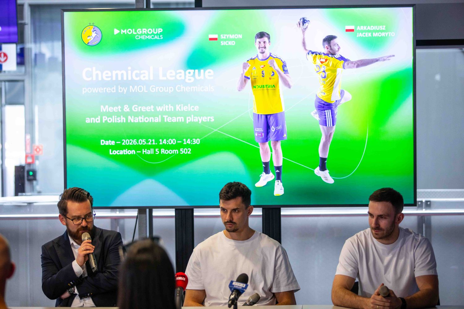 21.05.2026. Kielce. Targi Kielce. Piłkarze ręczni Industrii Kielce na stoisku jednego ze sponsorów klubu, węgierskiego koncernu MOL Group podczas 30. Międzynarodowych Targów Przetwórstwa Tworzyw Sztucznych i Gumy „Plastopol” / Fot. Anna Benicewicz-Miazga / Industria Kielce