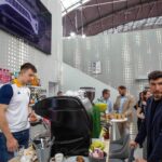 21.05.2026. Kielce. Targi Kielce. Piłkarze ręczni Industrii Kielce na stoisku jednego ze sponsorów klubu, węgierskiego koncernu MOL Group podczas 30. Międzynarodowych Targów Przetwórstwa Tworzyw Sztucznych i Gumy „Plastopol” / Fot. Anna Benicewicz-Miazga / Industria Kielce