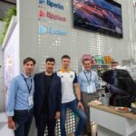 21.05.2026. Kielce. Targi Kielce. Piłkarze ręczni Industrii Kielce na stoisku jednego ze sponsorów klubu, węgierskiego koncernu MOL Group podczas 30. Międzynarodowych Targów Przetwórstwa Tworzyw Sztucznych i Gumy „Plastopol” / Fot. Anna Benicewicz-Miazga / Industria Kielce
