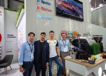 21.05.2026. Kielce. Targi Kielce. Piłkarze ręczni Industrii Kielce na stoisku jednego ze sponsorów klubu, węgierskiego koncernu MOL Group podczas 30. Międzynarodowych Targów Przetwórstwa Tworzyw Sztucznych i Gumy „Plastopol” / Fot. Anna Benicewicz-Miazga / Industria Kielce