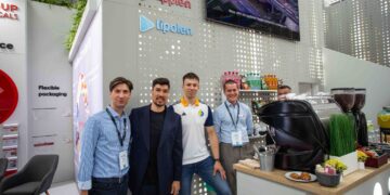 21.05.2026. Kielce. Targi Kielce. Piłkarze ręczni Industrii Kielce na stoisku jednego ze sponsorów klubu, węgierskiego koncernu MOL Group podczas 30. Międzynarodowych Targów Przetwórstwa Tworzyw Sztucznych i Gumy „Plastopol” / Fot. Anna Benicewicz-Miazga / Industria Kielce