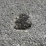 11.05.2026. Kielce. Dziury w nawierzchni parkingu przy stadionie Korony Kielce / Fot. Daniel Czwartosz - Radio Kielce