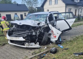 Czołowe zderzenie w powiecie kieleckim. Ranny kierowca
