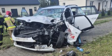 Czołowe zderzenie w powiecie kieleckim. Ranny kierowca