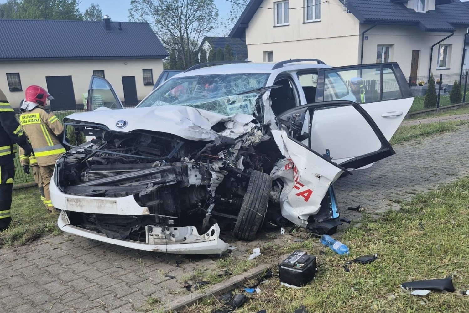 Czołowe zderzenie w powiecie kieleckim. Ranny kierowca