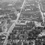 Kielce. Plac Moniuszki. 1967 rok. Widok wzdłuż ulicy Żeromskiego. Na pierwszym planie gmach Leonarda / źródło: fotopolska.eu