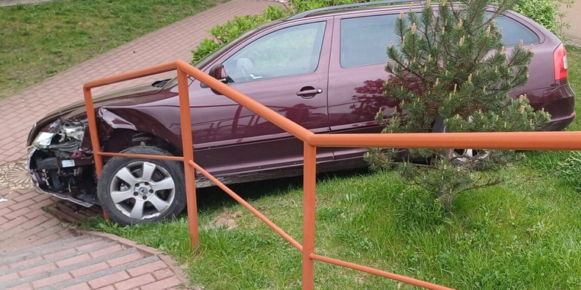 Starszy mężczyzna staranował ogrodzenie