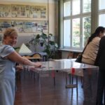 10.05.2026. Pińczów. Komisja obwodowa nr 6, mieszcząca się w szkole podstawowej na osiedlu Grodzisko / Fot. Marta Gajda-Kruk - Radio Kielce