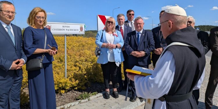 Wąchock. Nadanie imienia Wąchockich Cystersów rondu u zbiegu ulic Starachowickiej i Wygoda / Fot. UMiG Wąchock
