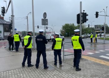 08.05.2026. Kielce. Ręczne kierowanie ruchem na skrzyżowaniu było jedną z konkurencji 36. finału wojewódzkiego konkursu „Policjant Ruchu Drogowego” / Fot. Kamil Król - Radio Kielce