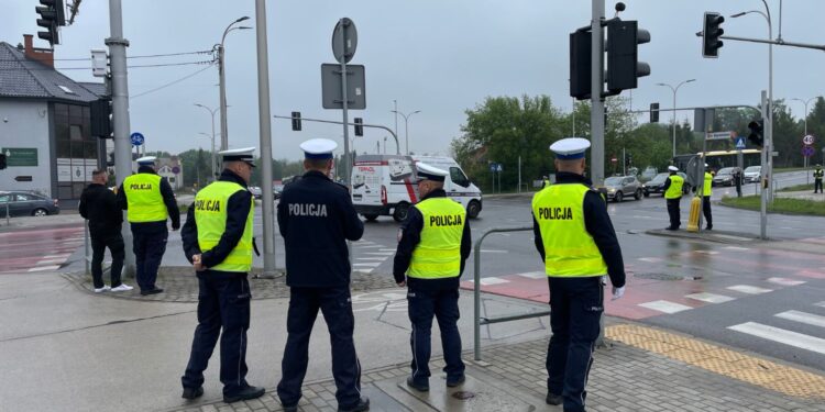 08.05.2026. Kielce. Ręczne kierowanie ruchem na skrzyżowaniu było jedną z konkurencji 36. finału wojewódzkiego konkursu „Policjant Ruchu Drogowego” / Fot. Kamil Król - Radio Kielce