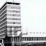 Kielce. Ulica Piotrkowska. Lata 1980-1981. Dom Związków Zawodowych, widok od strony południowej / źródło: fotopolska.eu; fot. Antoni Myśliwiec