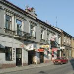Kielce. Ulica Piotrkowska. 2002 rok. Kamienice po północnej stronie, widok w kierunku Rynku / źródło: fotopolska.eu